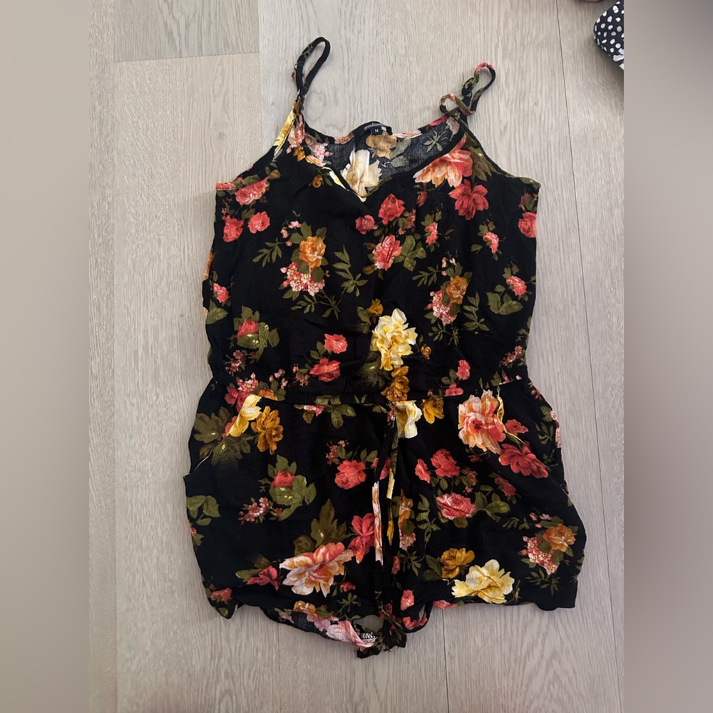 Cute romper - Picture 3 of 3